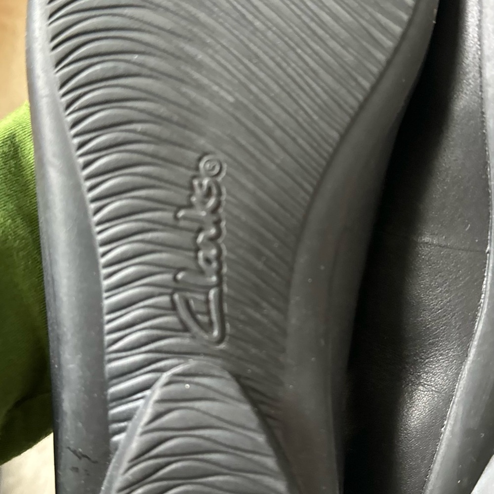 Clarks Women's Black Ballet Flats - Picture 11 of 11